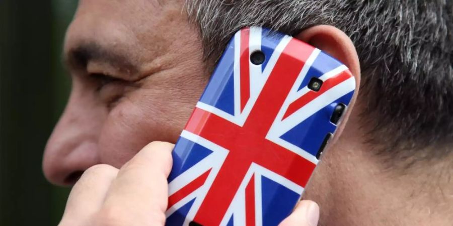 Auch im Fall eines ungeregelten Brexit wollen die drei grössten deutschen Mobilfunk-Anbieter vorerst keine Roaming-Gebühren erheben. Foto: Friso Gentsch/dpa