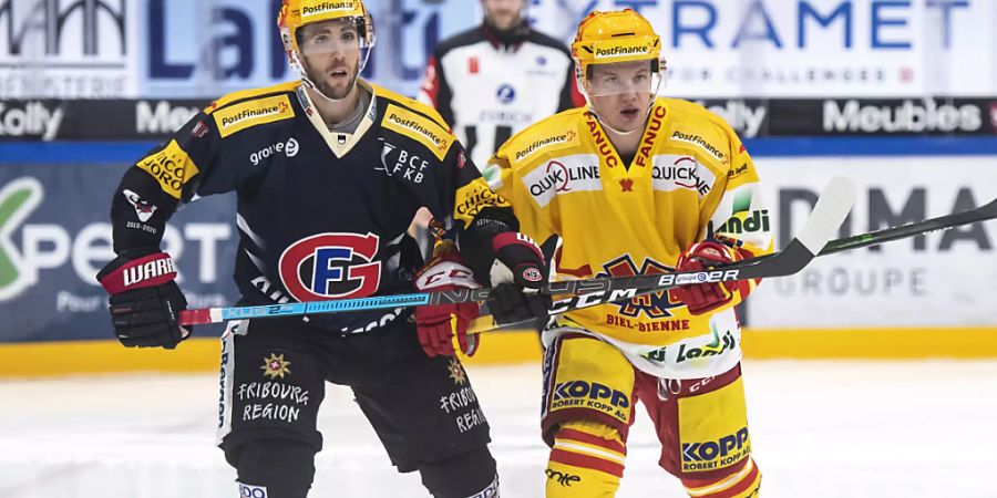 Der Freiburger Topskorer Ryan Gunderson (links) passt auf den Bieler
Topskorer Toni Rajala auf