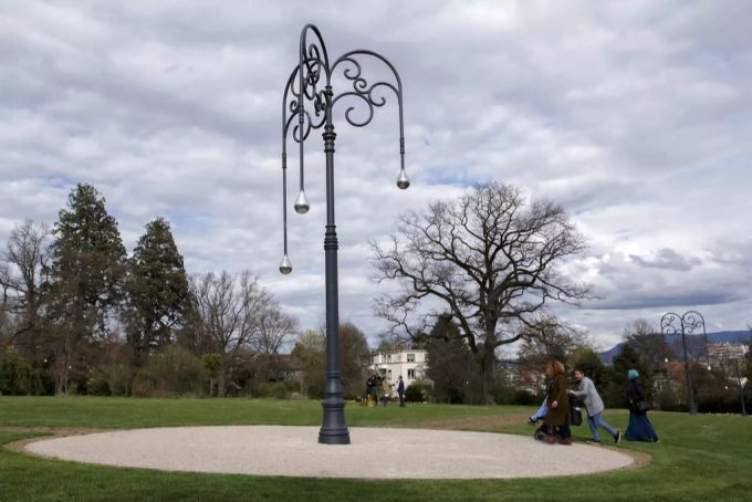 Die Menschen passieren «The Reverberts of Memory», ein Denkmal für die Erinnerung an den Völkermord an den Armeniern, vor der Einweihung im Parc Trembley in Genf. völkermord