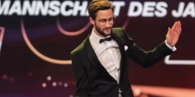 Skispringer Markus Eisenbichler zeigt bei der Gala «Sportler des Jahres» einen Schuhplattler. Foto: Patrick Seeger/dpa