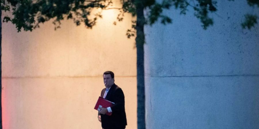 Arbeitsminister Heil frühmorgens vor dem Kanzleramt