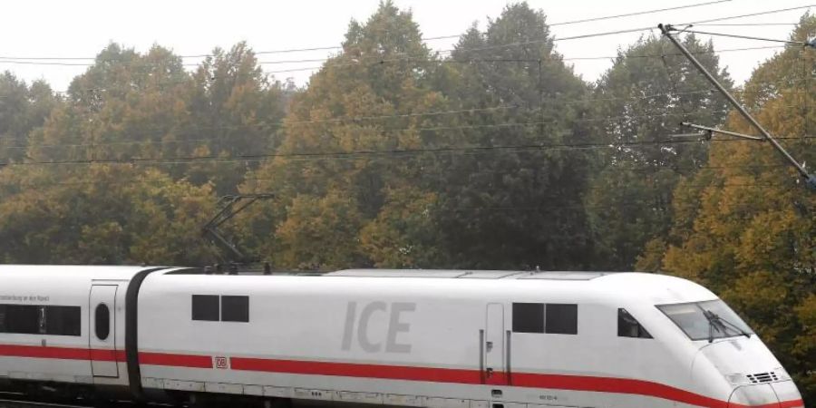 Wegen einer Bombenentschärfung in Hanau, müssen sich Fahrgäste der Bahn auf längere Reisezeiten einstellen. Betroffen sind auch mehrere die ICE-Strecken. Foto: Holger Hollemann/Illustration