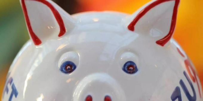 Sparen, sparen, aber nichts bekommen. Sowohl die Banken als auch ihre Kunden leiden derzeit stark unter den niedrigen Zinsen. Foto: Fredrik von Erichsen Sparen, sparen, aber nichts bekommen. Sowohl die Banken als auch ihre Kunden leiden derzeit stark unter den niedrigen Zinsen. Foto: Fredrik von Erichsen