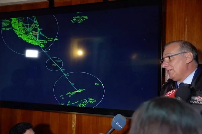 Das Standbild eines Videos zeigt General Eduardo Mosqueira während einer Pressekonferenz neben einer Karte des Gebiets, in dem das Flugzeug verschollen ist, in Punta Arenas. Chilenisches Militärflugzeug verschollen