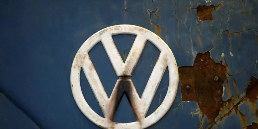 Angerostetes Logo von VW