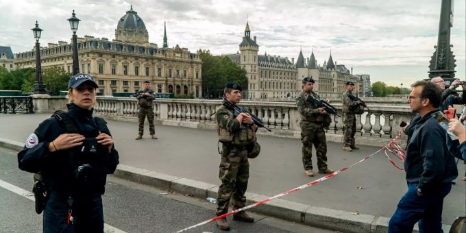Polizeibeamte und Soldaten stehen Wache in der Nähe der Pariser Polizeipräfektur nach der Messerattacke von gestern Donnerstag. paris messer attacke