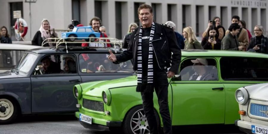 David Hasselhoff auf der Rathausbrücke in Berlin. Foto: Fabian Sommer/dpa