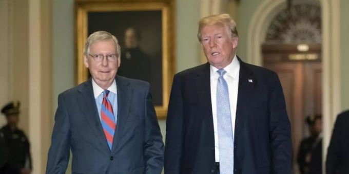 Der republikanische Minderheitsführer im US-Senat, Mitch McConnell (l), und Ex-Präsident Donald Trump im Weissen Haus in Washington. Donald Trump Mitch McConnell