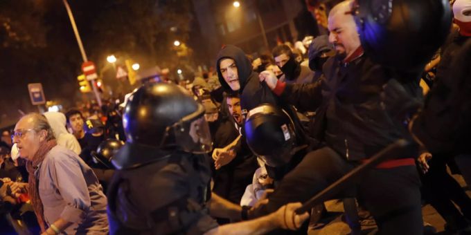 Barcelona-Demo - Amnesty kritisiert weltweit zunehmende Polizei-Gewalt