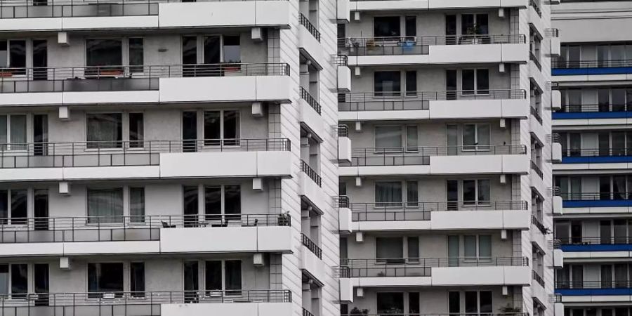 In Berlin sollen die zuletzt stark gestiegenen Mieten fünf Jahre lang eingefroren werden. Foto: Britta Pedersen/dpa-Zentralbild/dpa