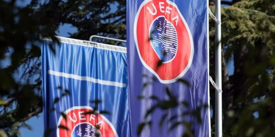 Der Dringlichkeitsausschuss der Europäischen Fussball-Union hat eine Entscheidung getroffen. Foto: Soeren Stache/dpa