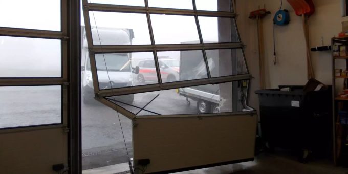Der Lieferwagen rollte in das Garagentor. Gegen Garagentor gerollt
