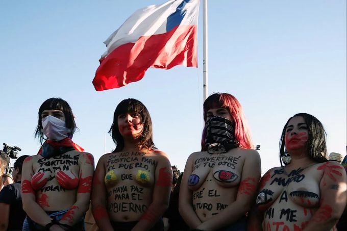 Frauen nehmen an den Protesten gegen Gewalt an Frauen in Chile teil. Proteste Chile Frauen