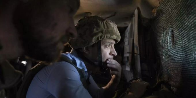 Präsident Wolodymyr Selensky Ende Mai im Frontgebiet in Stanyzja Luhanska in einem Schutzraum. Foto: Uncredited/Ukrainian Presidential Press Off/AP/dpa Präsident Wolodymyr Selensky Ende Mai im Frontgebiet in Stanyzja Luhanska in einem Schutzraum. Foto: Uncredited/Ukrainian Presidential Press Off/AP/dpa