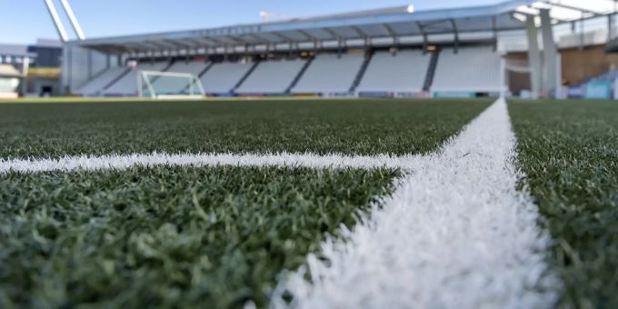 Kunstrasen in einem Stadion. (Symbolbild) spielverschiebungen regeln