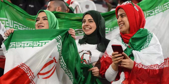 Iranerinnen feiern im Fussballstadion – allerdings in Abu Dhabi. Auf Druck der Fifa dürfen Frauen nun auch im Iran ins Fussballstadion. Iran Frauen Fifa