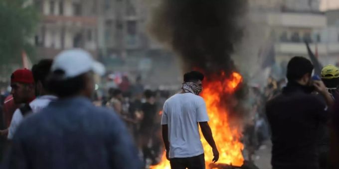 Demonstranten verbrennen Reifen während eines Protestes in Bagdad. Foto: Khalil Dawood/XinHua/dpa Demonstranten verbrennen Reifen während eines Protestes in Bagdad. Foto: Khalil Dawood/XinHua/dpa