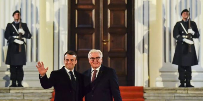 Steinmeier und Macron (l) vor Schloss Bellevue in Berlin Steinmeier und Macron (l) vor Schloss Bellevue in Berlin