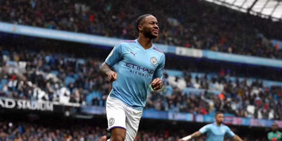 Raheem Sterling (l) von Manchester City muss in der englischen Nationalmannschaft aussetzen. Foto: Martin Rickett/PA Wire/dpa