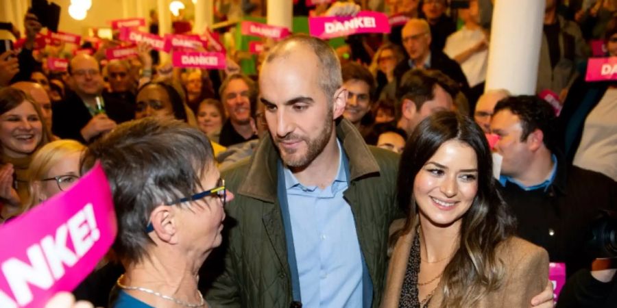Belit Onay feiert nach seiner Wahl