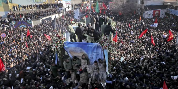 Hunderttausende nahmen am Dienstag an der Beisetzung des getöteten Generals Soleimani teil. Soleimani