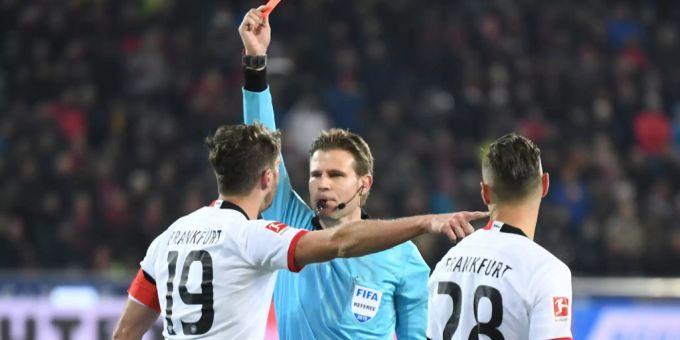 David Abraham (links) von Eintracht Frankfurt sorgte in Freiburg für Aufsehen. christian streich