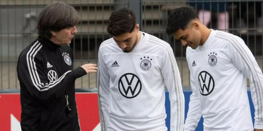 Muss improvisieren: Bundestrainer Joachim Löw mit den beiden Neulingen Suat Serdar und Nadiem Amiri (l-r). Foto: Bernd Thissen/dpa