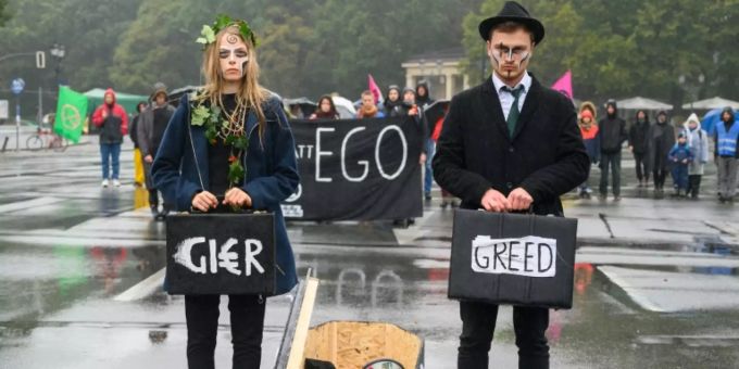 Aktivisten protestieren an der Siegessäule in Berlin Aktivisten protestieren an der Siegessäule in Berlin