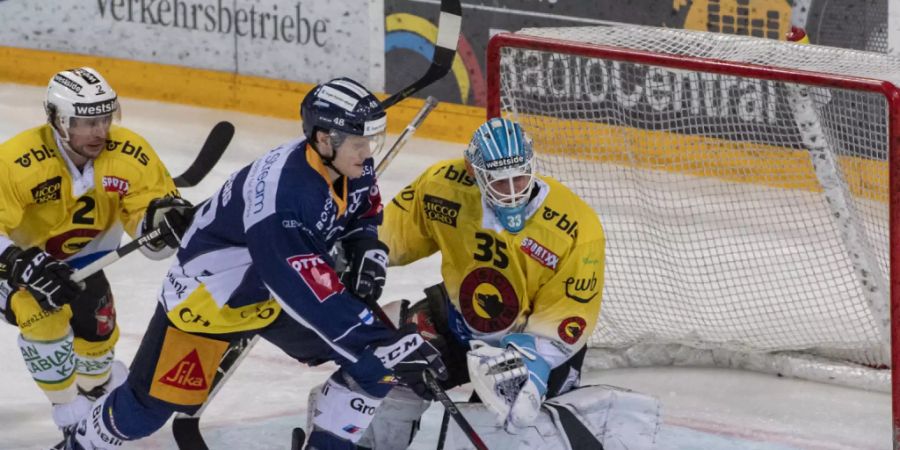 Schütze des entscheidenden Tores gegen Bern, das seinen EV Zug erstmals in dieser Saison an die Tabellenspitze bringt: der Schwede Carl Klingberg vor SCB-Goalie Tomi Karhunen