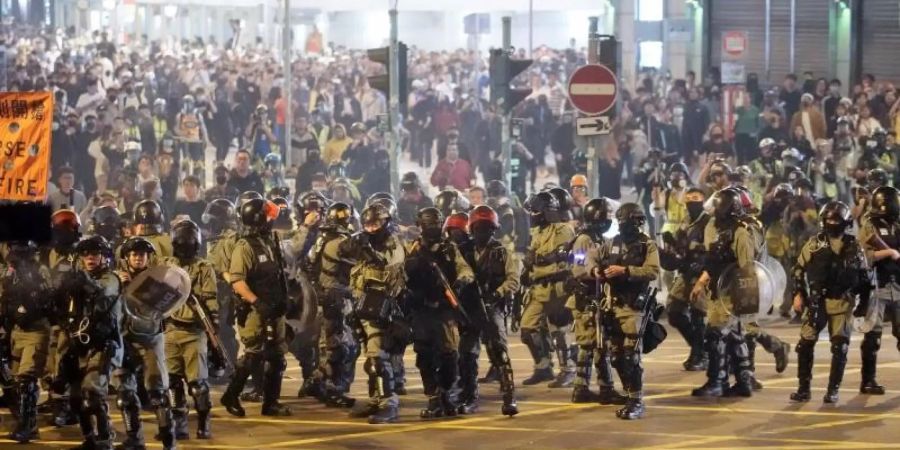 Aufmarsch: Polizeieinsatz in Hongkong an Heiligabend. Foto: Kin Cheung/AP/dpa