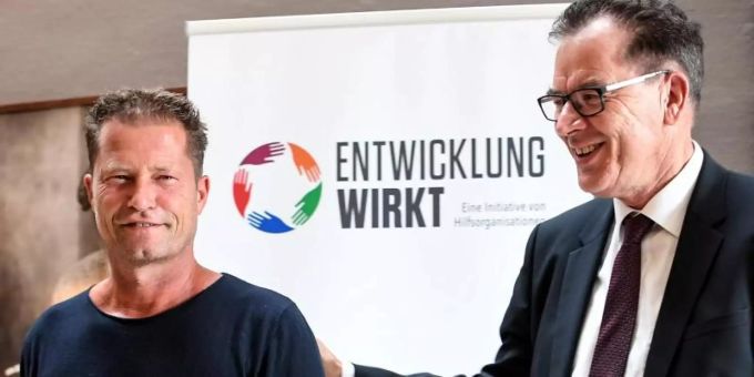 Til Schweiger und Entwicklungsminister Gerd Müller stellen die Kampagne vor. Foto: Britta Pedersen/dpa-Zentralbild/dpa Til Schweiger und Entwicklungsminister Gerd Müller stellen die Kampagne vor. Foto: Britta Pedersen/dpa-Zentralbild/dpa