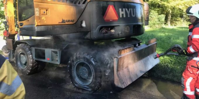 In Oberhasli wurde gestern ein Baustellenfahrzeug in Brand gesetzt. oberhasli
