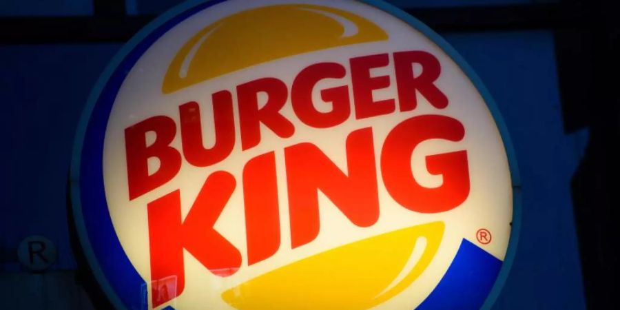 Das Logo einer Burger King-Filiale. Die Schnellrestaurantkette will schicker werden. Foto: Gregor Fischer/dpa