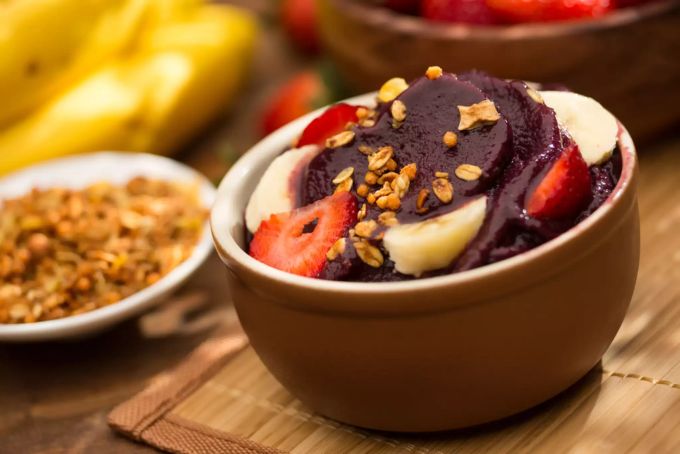 Die Açaí-Beere eignet sich zum Beispiel für Salate und Müesli. Açaí-Beere im Müsli