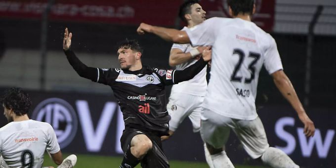 Ein Spiel mit viel Kampf und Krampf auf einem tiefen Terrain zeigten Lugano (in schwarz) und Servette (in weiss). FC Lugano