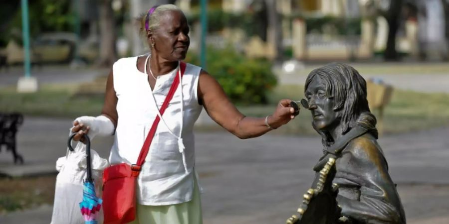 Frau verschönert Lennon-Statue in Havanna mit Brille