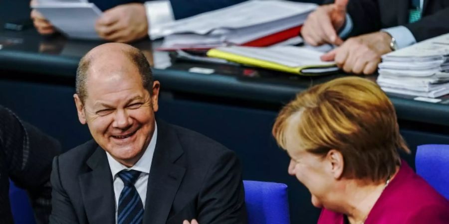 Scholz und Merkel am Dienstag im Bundestag