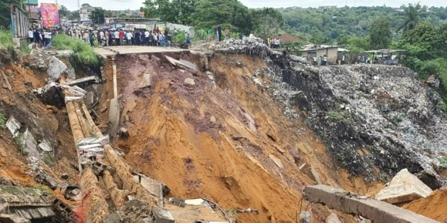 Durch Wassermassen zerstörte Strasse in Kinshasa