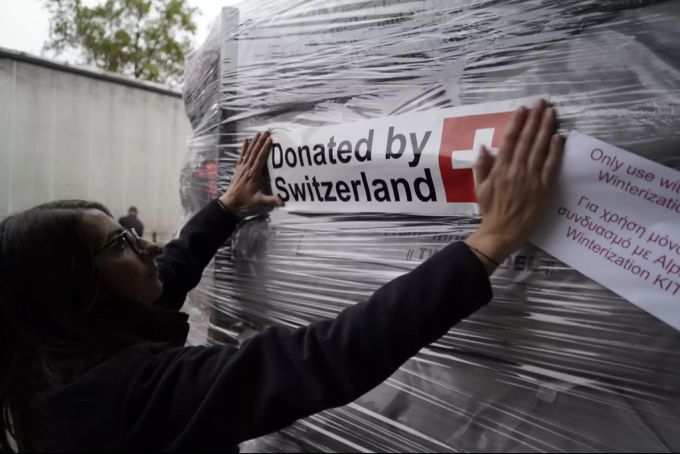 Mit dem Aufkleber «Donated by Switzerland» werden unter anderem Familienzelte in die Krisenregion geschickt. Schweiz Humanitäre Hilfe