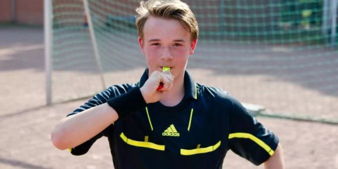 Schiedsrichter im Amateur-Bereich erfreuen sich immer weniger Beliebtheit. Foto: Daniel Bockwoldt/dpa Schiedsrichter im Amateur-Bereich erfreuen sich immer weniger Beliebtheit. Foto: Daniel Bockwoldt/dpa