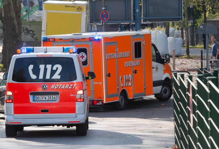 Ein Rettungswagen gefolgt von einem Notarztwagen verlässt das Gelände.