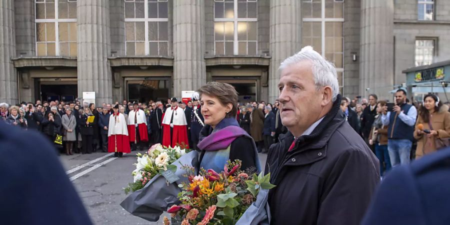 Simonetta Sommaruga und Hans Stöckli nach der Ankunft in Biel.