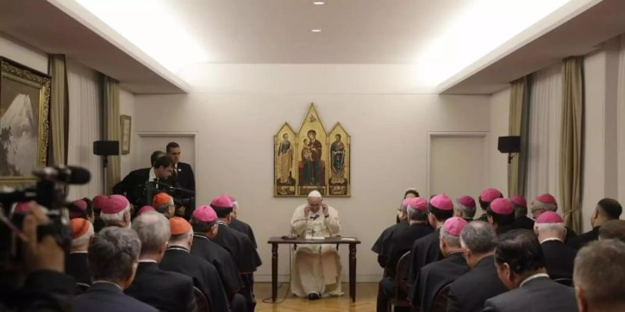 Papst Franziskus trifft sich mit den Bischöfen in der Apostolischen Nuntiatur in Tokio. Foto: Gregorio Borgia/AP/dpa