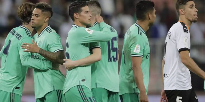 Die Spieler von Real Madrid feiern den Sieg gegen den FC Valencia im spanischen Supercup. Real Madrid FC Valencia