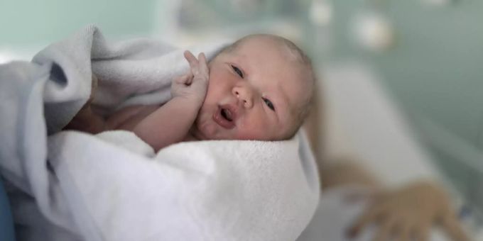 Ein Neugeborenes wurde in Därstetten BE ausgesetzt. (Symbolbild) Baby Därstetten
