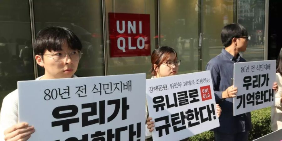 Demonstranten vor einer Uniqlo-Filiale in Seoul