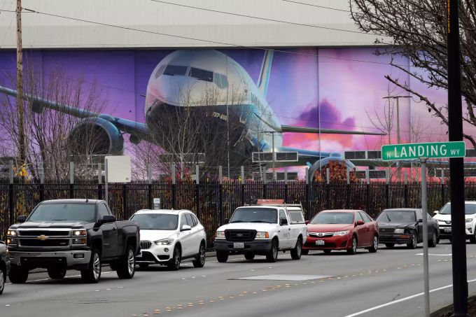 Fahrzeuge fahren an der Boeing-Fabrik vorbei, in der der Flugzeugtyp 737 Max des Unternehmens gebaut wird. 737-Max-Debakel