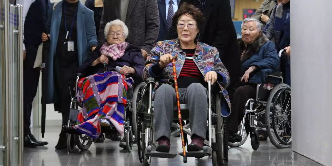 Die ehemaligen «Trostfrauen» Lee Ok-seon (l-r), Lee Yong-soo und Gil Won-ok verlassen das Seouler Zentralbezirksgericht. Trostfrauen