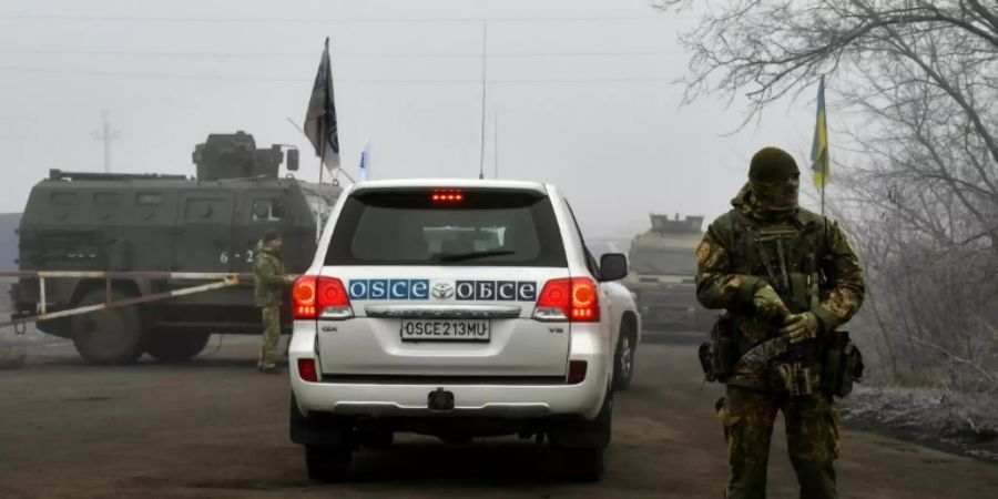 Ukrainischer Soldat in der Nähe des Dorfes Odradivka