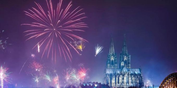 Feuerwerk in Köln in der Silvesternacht 2018/2019. Foto: Christophe Gateau/dpa Feuerwerk in Köln in der Silvesternacht 2018/2019. Foto: Christophe Gateau/dpa